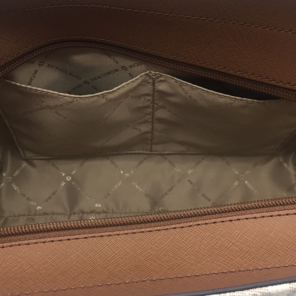 MICHAEL KORS LG CHAIN SHOULDER TOTE VANILLA - Picture 14 of 16